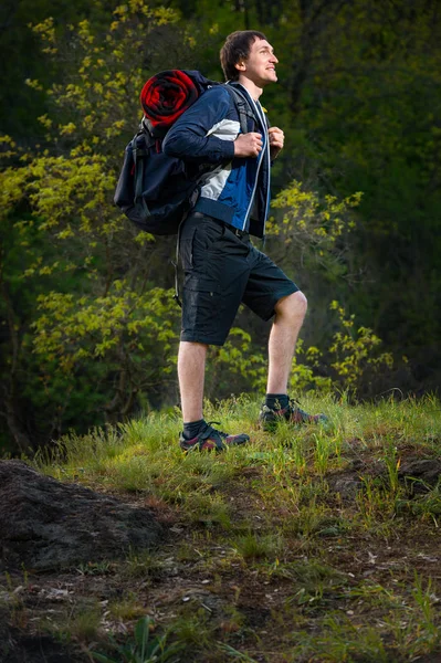 Веселый Молодой Человек Рюкзаком Наслаждается Прогулкой Летом Путешествия Туризм Бэкпакинг — стоковое фото