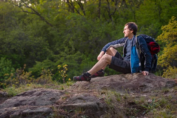 Человек Турист Смотрит Вперед Походы Летний Лес Остановился Отдохнуть Путешествия — стоковое фото