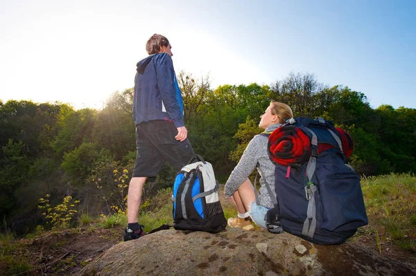 Par Excursionistas Con Mochilas Descansando Atardecer Camino Viajes Vacaciones Vacaciones —  Fotos de Stock