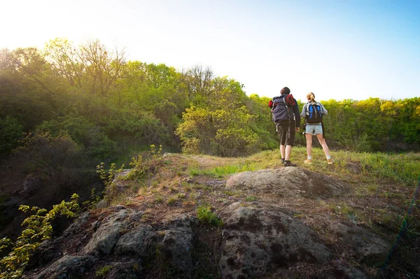 Ein Paar Rucksacktouristen Oder Wanderer Stehen Bei Sonnenuntergang Oder Sonnenaufgang — Stockfoto