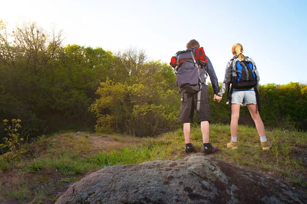 Man Och Kvinna Traveler Utomhus Par Vandrare Som Håller Sina — Stockfoto