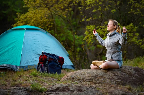 Junge Schöne Frau Praktiziert Yoga Bei Einer Wanderung Der Nähe — Stockfoto