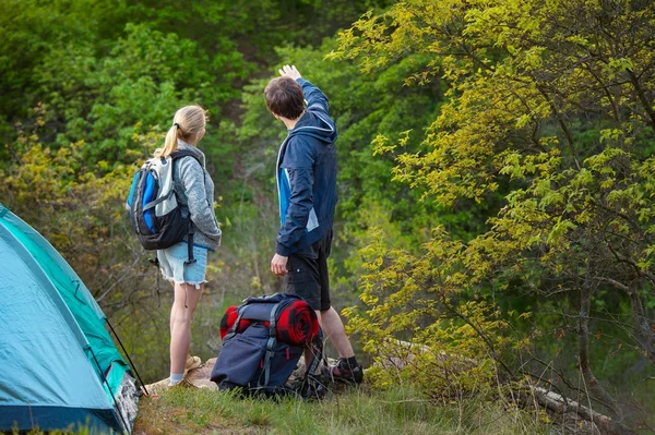 Ein Paar Macht Eine Pause Beim Rucksackwandern Auf Einem Präparierten — Stockfoto