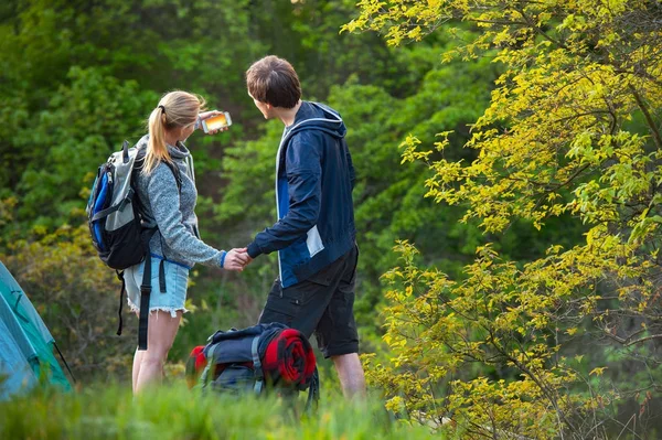 Junges Lächelndes Paar Beim Fotografieren Des Sonnenuntergangs Mit Dem Handy — Stockfoto