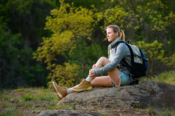 女性バックパッカーは 残りの部分を持っている夏の森でのハイキングと停止を探しています ハイキング バック パッキング の概念 — ストック写真