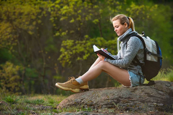 Aktive Gesunde Frau Beim Wandern Schönen Wald Porträt Einer Glücklichen — Stockfoto