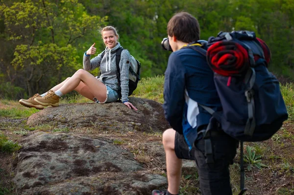 ハイキング バック パッキング の概念 自然の中のカメラで写真を撮るバックパックで笑顔のカップル — ストック写真