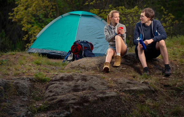 Zwei Wanderer Mit Rucksack Und Heißem Tee Frühen Morgen Reisen — Stockfoto