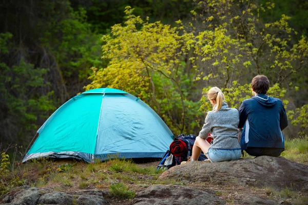 Couple Randonnée Dans Nature Sauvage Voyage Vacances Vacances Concept Aventure — Photo