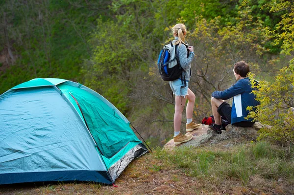 Attraktives Junges Paar Campt Wald Reisen Tourismus Wandern Und Menschen — Stockfoto