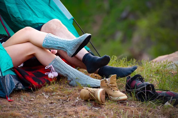 Pies Hombre Mujer Jóvenes Pareja Acostada Una Tienda Camping Viajes —  Fotos de Stock