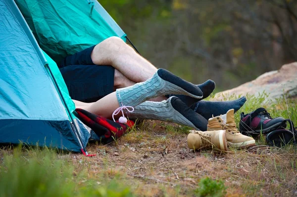 Nogi Młoda Para Leżącego Namiocie Koncepcja Camping Podróże Turystyka Wycieczka — Zdjęcie stockowe
