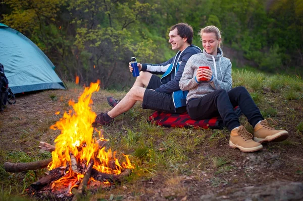 Porträt Des Glücklichen Paares Feuer Reisende Ruhen Sich Mit Einer — Stockfoto