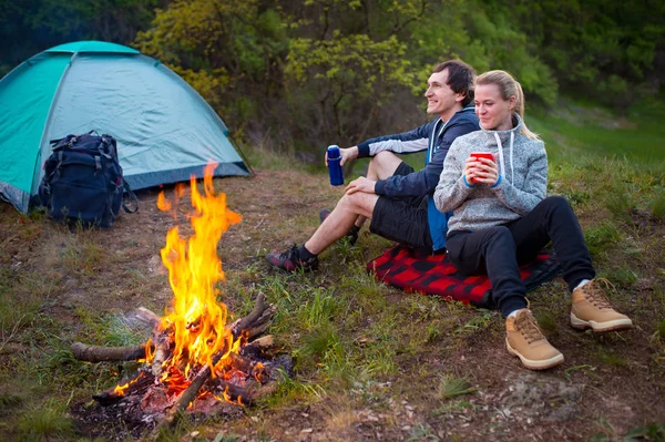 Romantisches Paar Lagerfeuer Bei Einer Tasse Tee Herbstlicher Waldhintergrund Junge — Stockfoto