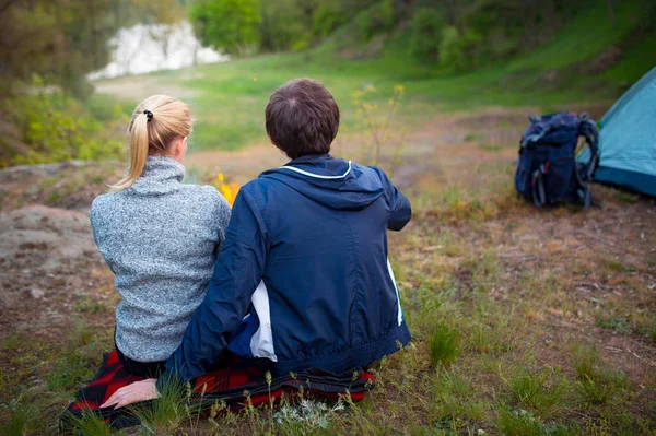 Pareja Romántica Descansando Cerca Del Lago Fondo Del Bosque Verano —  Fotos de Stock