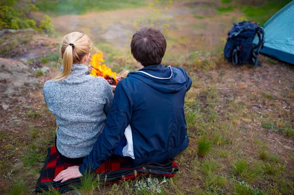 Campeggio Viaggi Turismo Escursionismo Concetto Persone Coppia Felice Che Riposa — Foto Stock