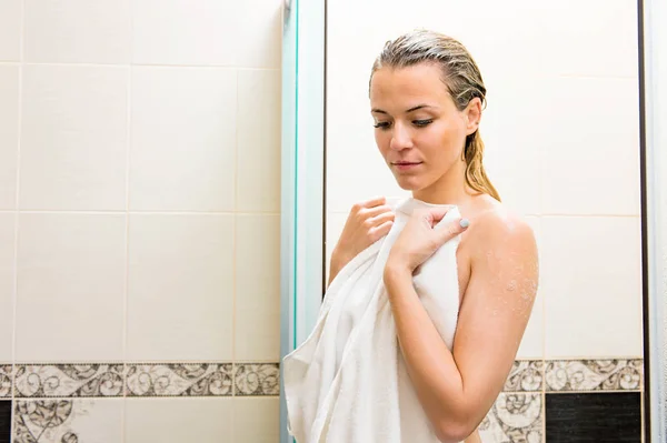 Mujer cuidado de la piel después de la ducha espuma lavado facial jabón exfoliante en la piel . — Foto de Stock