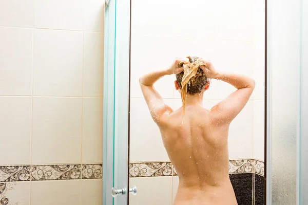 Junge Schöne Frau Unter Der Dusche Mit Schaum Und Haare — Stockfoto