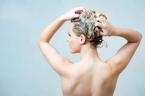 Mujer joven bajo ducha en el cuarto de baño — Foto de Stock