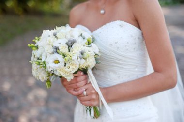 bir buket gül açık havada gelinle