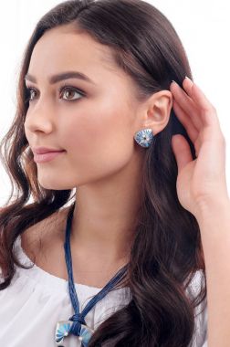 Gümüş aksesuar kadın. Küpe modeli, boynundaki kolye. C