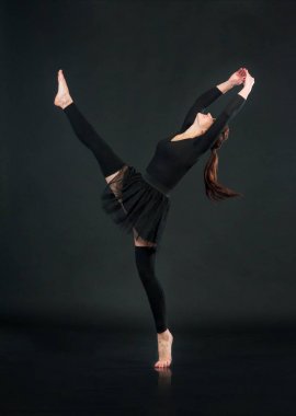 Siyah arka plan üzerinde egzersiz aerobik fitness kadın