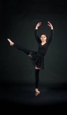 tek ayak üstünde zarif duran sportif kadın.