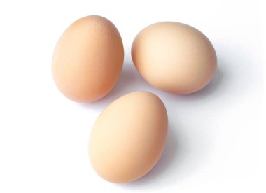 Beyaz izole kahverengi çiğ yumurta