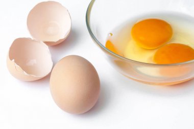 tavuk yumurta, yumurta kabuğu ve ham yumurta sarısı cam portre üzerinde izole içinde 