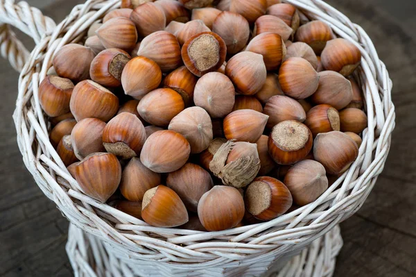 Vista ravvicinata delle nocciole nel cestino — Foto Stock