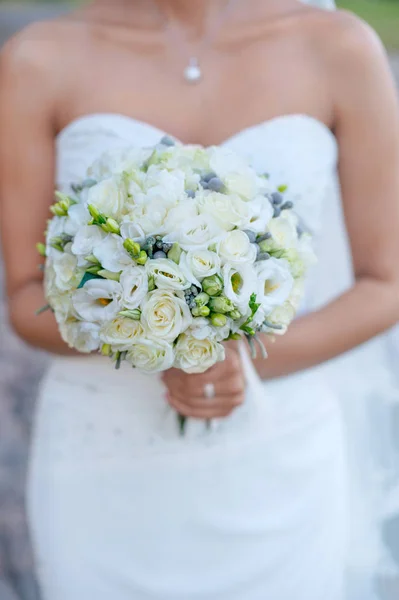 The bride with a wedding bouquet of white roses — Stock Photo, Image