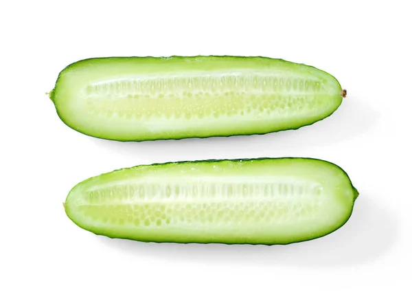 Mitades de pepino fresco (Cucumis sativus), paralelo, vista superior. Iso. —  Fotos de Stock