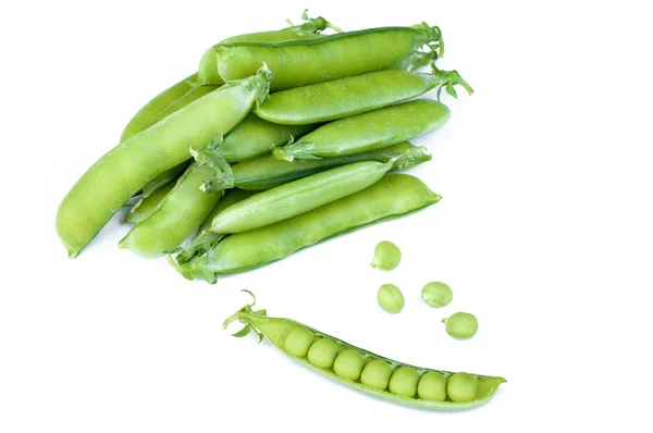 Reife grüne Erbsen isoliert auf weißem Hintergrund — Stockfoto