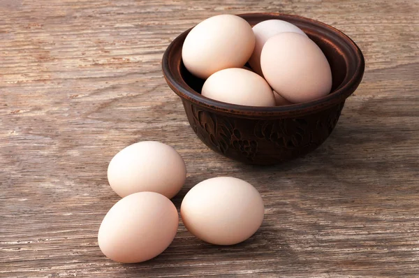 木製のテーブルに鶏卵。新鮮な農家の卵 — ストック写真