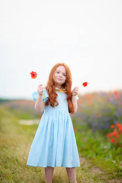 野生の花の草原で遊ぶ愛らしい少女 — ストック写真