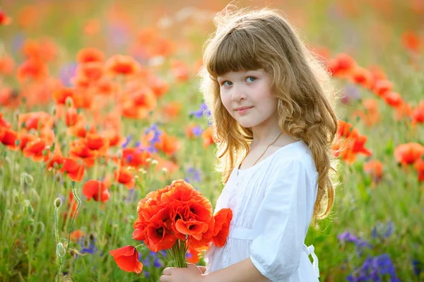 野生の赤い花のブーケとかわいい女の子の肖像画を夏します — ストック写真