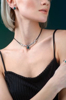 Temiz tenli güzel bir kadın. Güzellik, şık aksesuarlar.