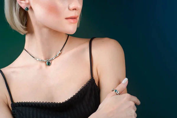 Young woman with jewelry, Portrait of Pretty Girl with Jewelry — Stock Photo, Image