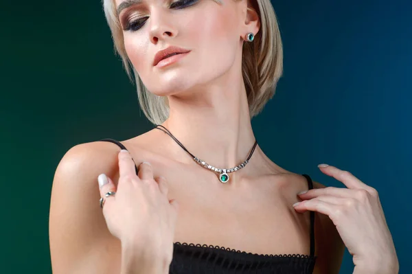 Fashion wear. Beauty trends. Beautiful fashion woman with jewelr — Stock Photo, Image
