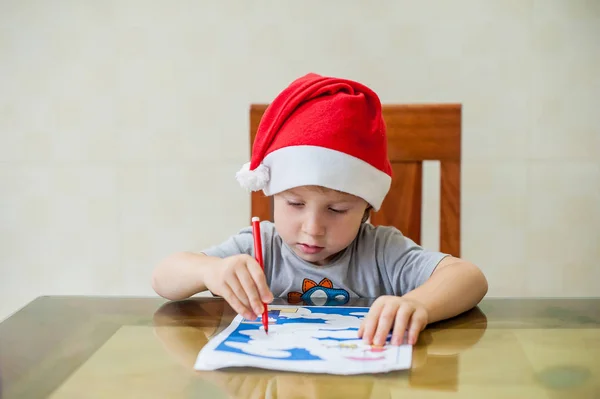 Toddler chłopiec Rysuje ścieżki pisaki w labiryncie. Wczesnego rozwoju koncepcji — Zdjęcie stockowe