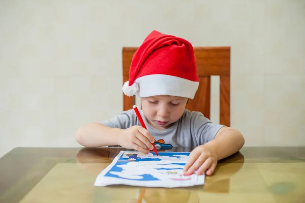 Toddler chłopiec Rysuje ścieżki pisaki w labiryncie. Wczesnego rozwoju koncepcji — Zdjęcie stockowe