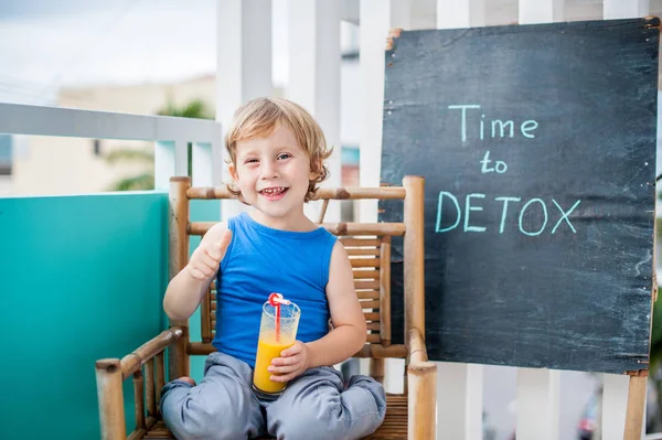 TIEMPO DE DETOX inscripción tiza. El niño está bebiendo fresco, saludable, bebida hecha de frutas. Batido de frutas, jugo, batido. Concepto de Salud — Foto de Stock