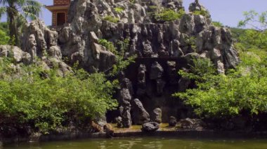 Kayaların üzerinde atlama makak maymunları. Monkey Island, Vietnam