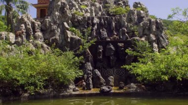 Kayaların üzerinde atlama makak maymunları. Monkey Island, Vietnam