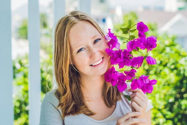 Jovem mulher com flores roxas primavera. Conceito Primavera — Fotografia de Stock