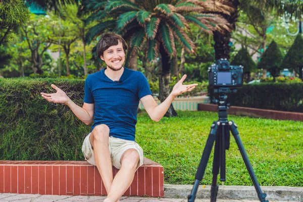 Giovane blogger registra video davanti alla telecamera nel parco — Foto Stock