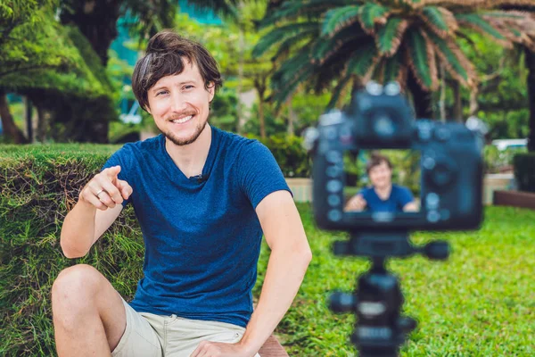 Giovane blogger registra video davanti alla telecamera nel parco — Foto Stock