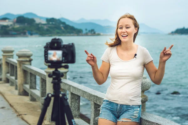 Bir genç kadın blogger video onu blog bir kamera önünde deniz kenarında yol açar. Blogger kavramı — Stok fotoğraf