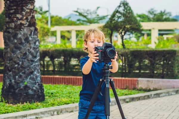 Хлопчик Тоддлер фотографує камеру на тринозі — стокове фото