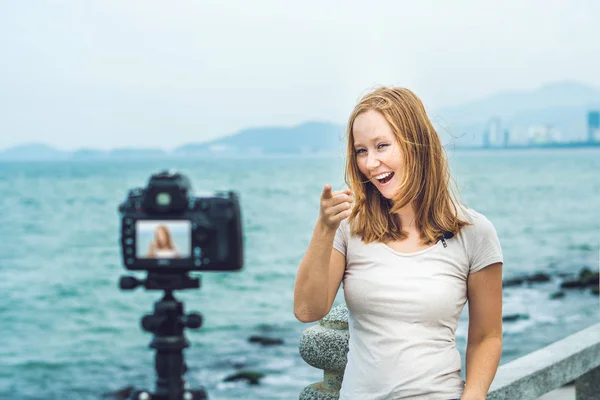 Bir genç kadın blogger video onu blog bir kamera önünde deniz kenarında yol açar. Blogger kavramı — Stok fotoğraf